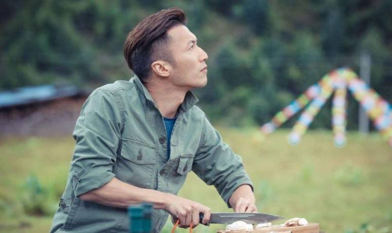 李健笑称,去香港不住酒店就到谢霆锋家里,给出的理由很实在_时候_朋友