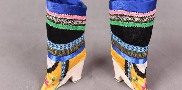 "三寸金莲",最麻烦的就是洗脚.