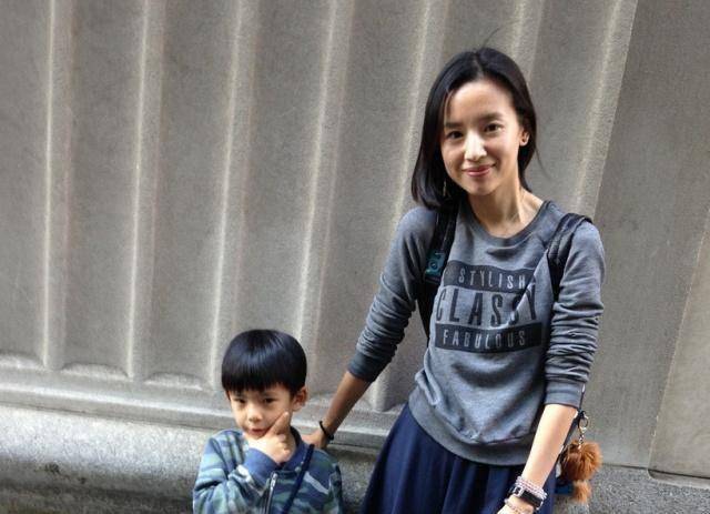 董洁儿子顶顶长大了,五官精致,眉清目秀,不愧是最帅星二代!