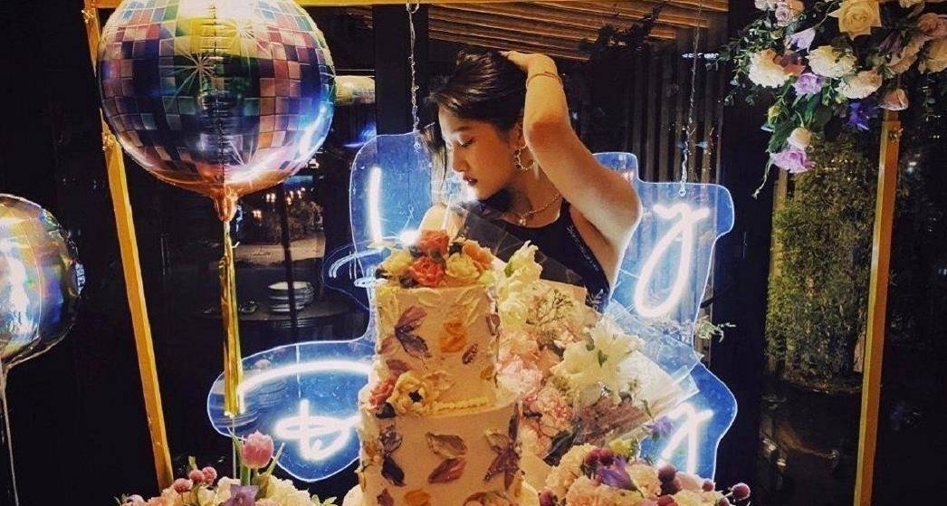 关晓彤与好友蹦迪庆生,遭吐槽风尘味浓,男友鹿晗颜值却依旧在线_网友