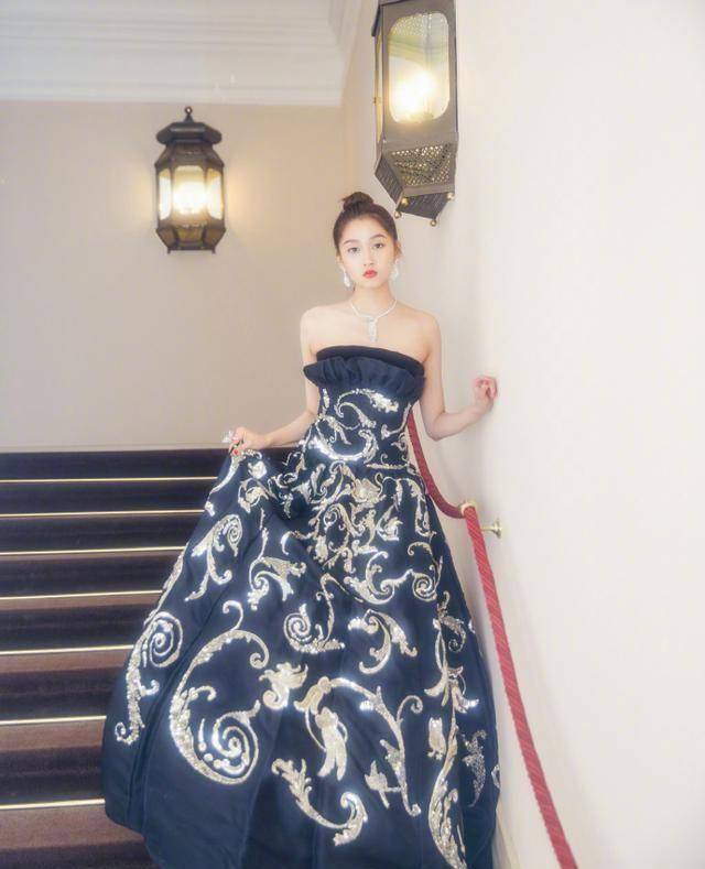 明明是21岁却像41岁,又穿错衣服贻笑大方_范冰冰_黑金_女明星