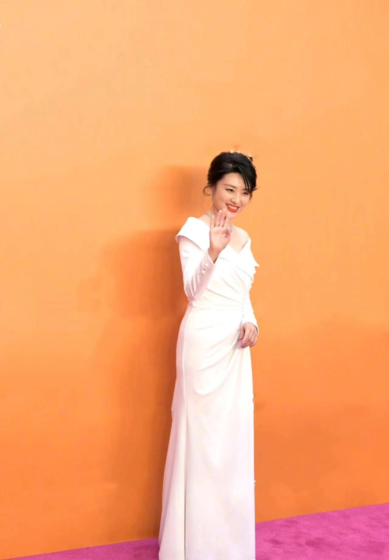 55岁的周涛出席活动,身穿白色开衩百褶连衣裙,温柔优雅,尽显青春!