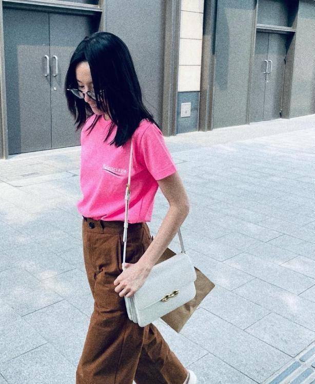 董洁对自己颜值过分自信,素颜出镜穿粉色t恤,是健身帮了她_运动_明星