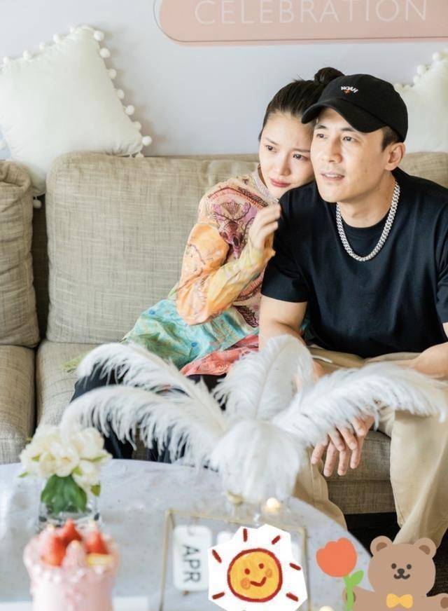 杜淳晒照为女儿庆祝满月,小蛋饺娇小可爱,王灿数次感动落泪_本人_孩子