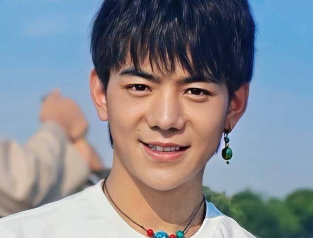 但是丁真的体型和身高也意外地小,丁真的个子一般,他和姚安娜同框时