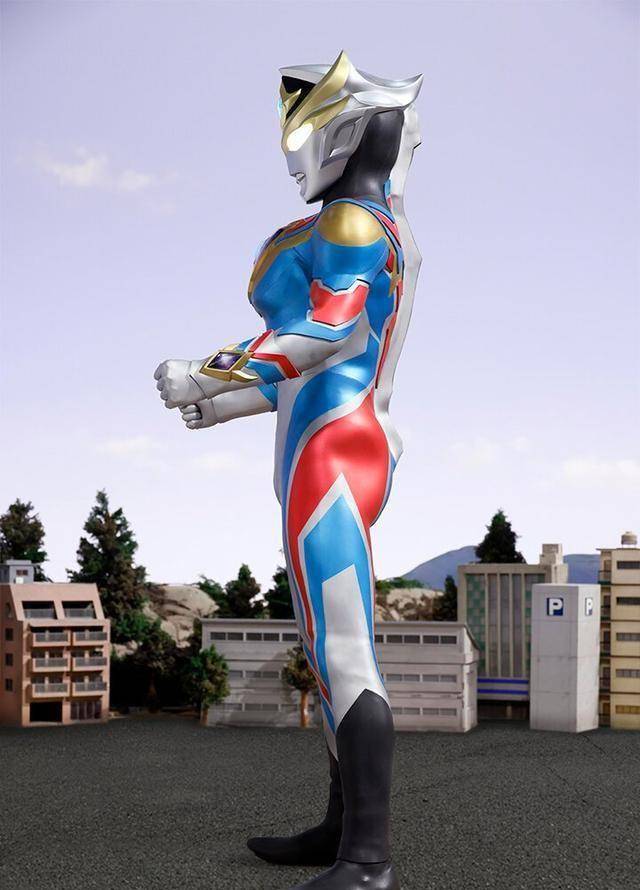 德凯奥特曼强劲型官方皮套实物三视图刷新粉丝审美下限的背部_形态