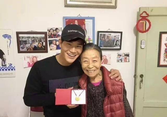 嘎子娶妻是奶奶张少华一手促成,为儿蜗居的她却给重孙备下厚礼!