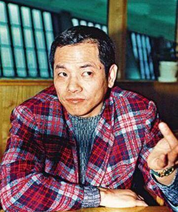 此时,崩牙驹完全抽不开身前往医院陪伴驹嫂,甚至为了安全起见还不让