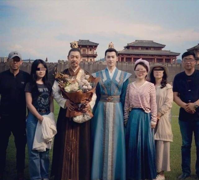 李若彤晒与张丰毅健身照,穿露脐装秀腹肌,65岁张丰毅身材更好!