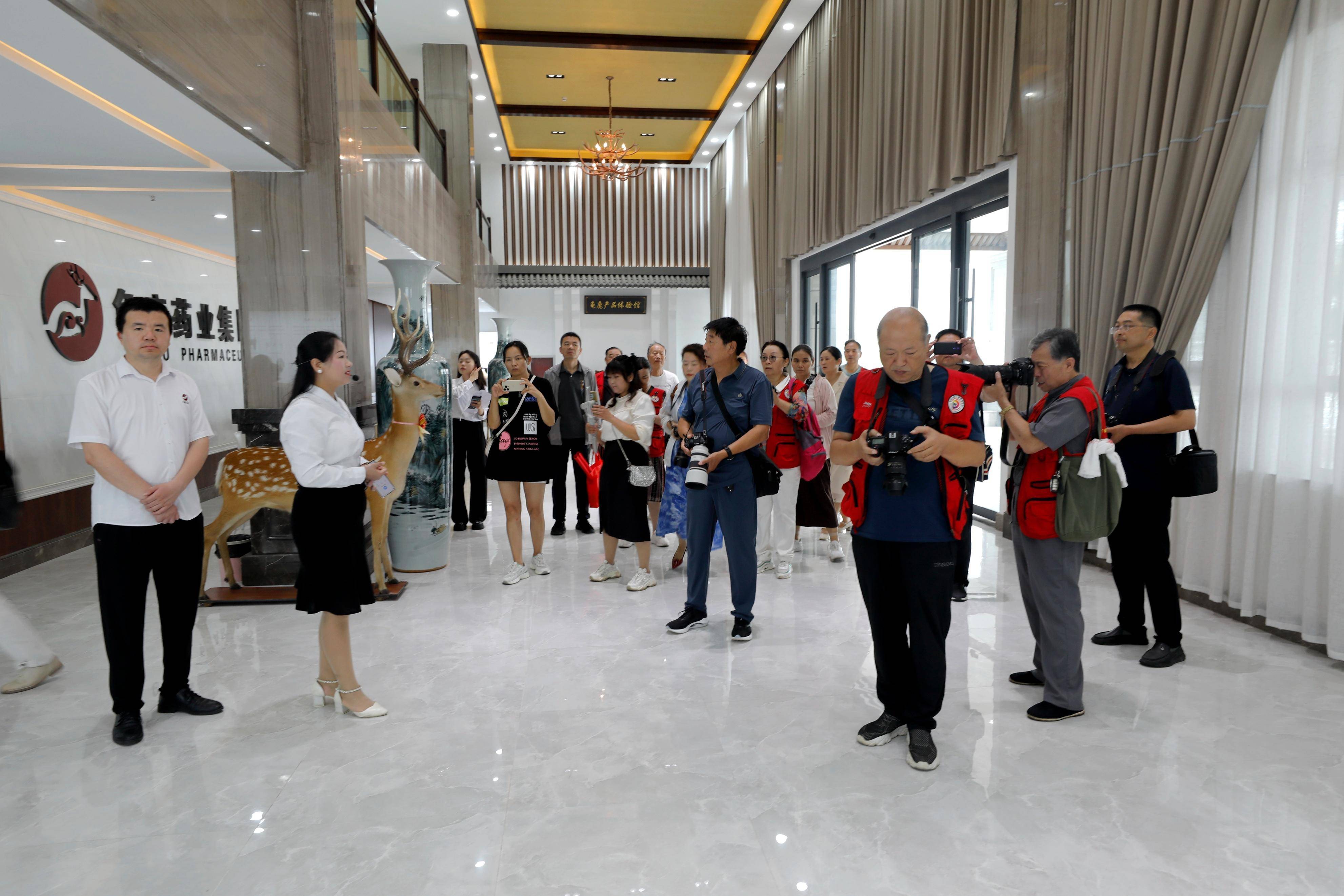 新蔡县摄影家协会,县职工摄影家协会联合采风活动走进龟鹿药业