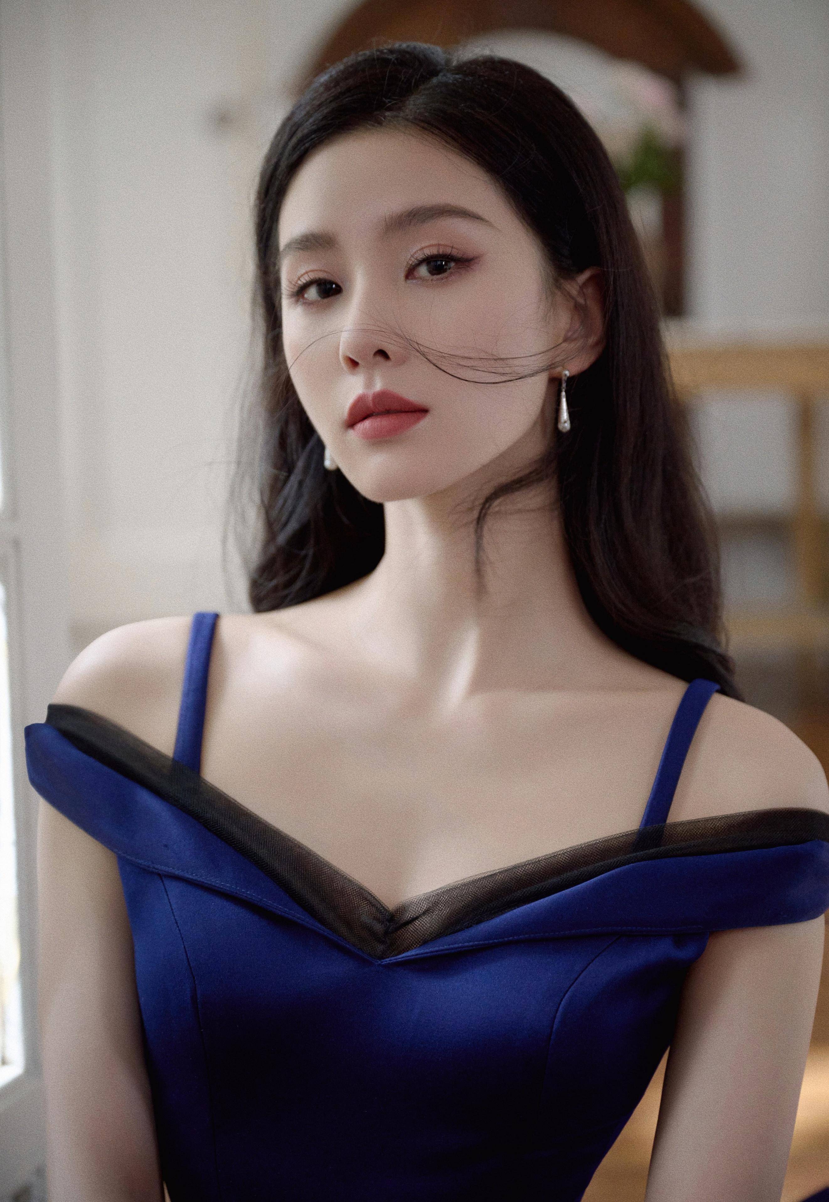 刘诗诗:散发出高贵的气息,让人为之倾倒!_蓝色_长裙_吊带