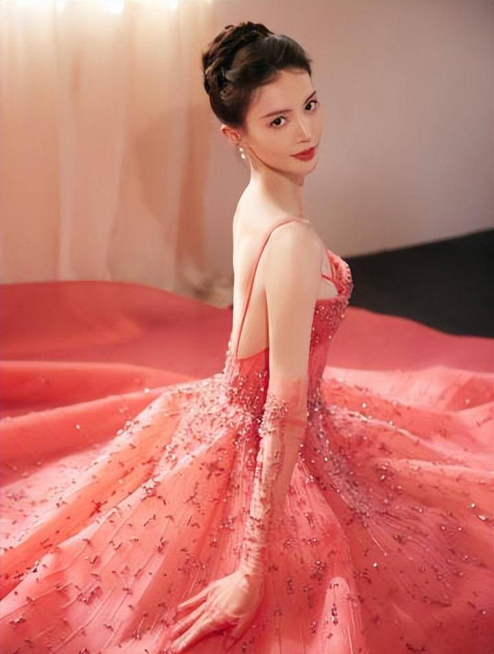 女星金晨身穿金鱼红抹身材连衣裙出席活动,美如锦鲤_照片_裙子_留言