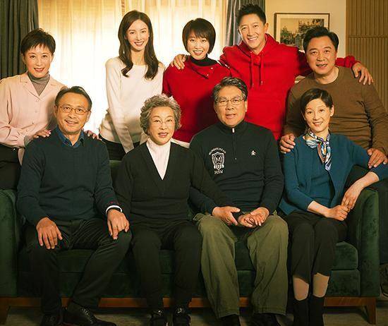 冯小刚新作《南辕北辙》定档,蓝盈莹金晨演姐妹_电视剧_餐厅_收获