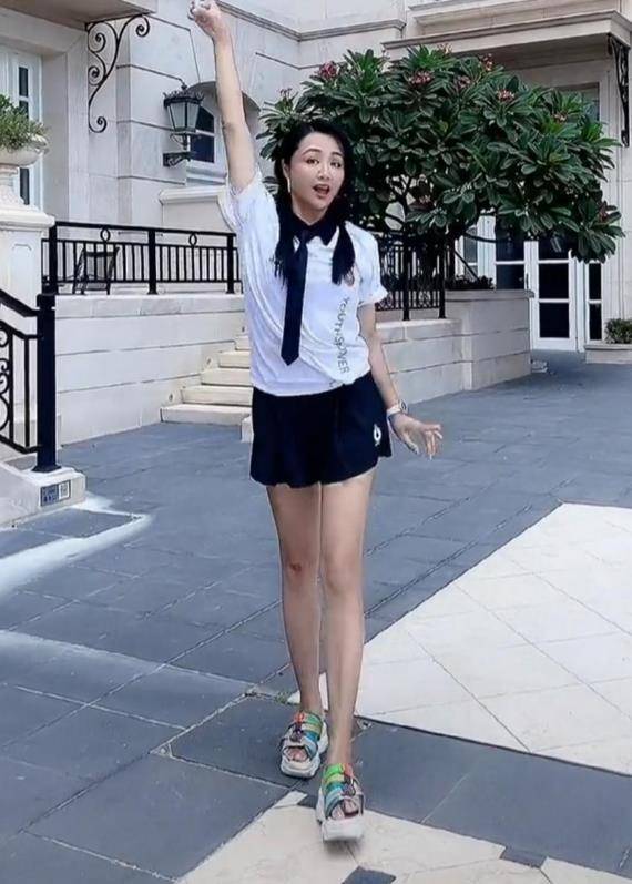 曹颖在这个年纪,还能保持这么好的身材和颜值,真是令人羡慕.