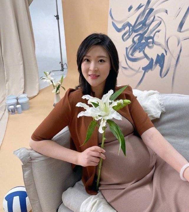 惠若琪晒孕期照,肚大如箩靠在沙发上显笨重,细节被疑已入院生产_照片