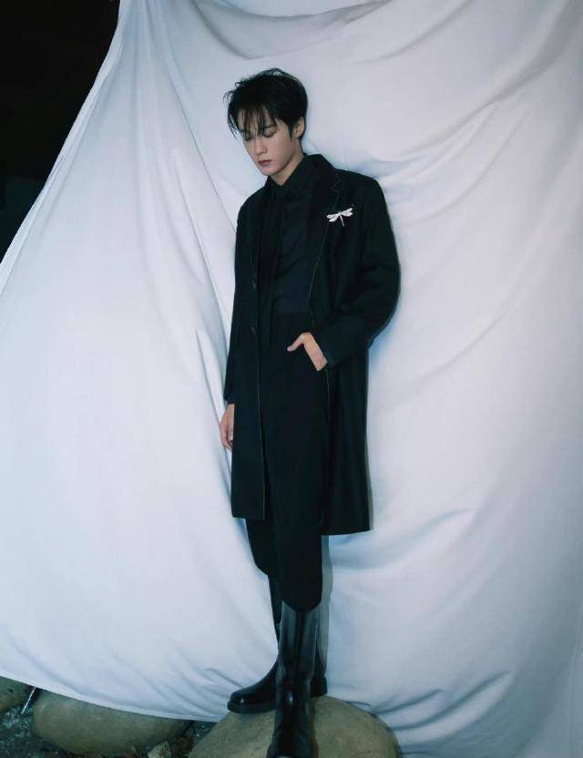 红毯上女星爱摔跤,爱秀身材,男星却爱穿高跟鞋,沈腾偏爱厚底鞋_礼服