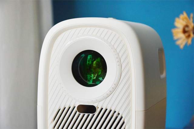 家用投影仪怎么选？小巧轻便AOC F1智能投影，千元价位也有好画质