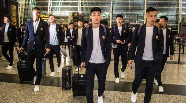 西装革履数万行头,抢镜亮相机场如走秀,只是无人送行超尴尬_亚洲_中国