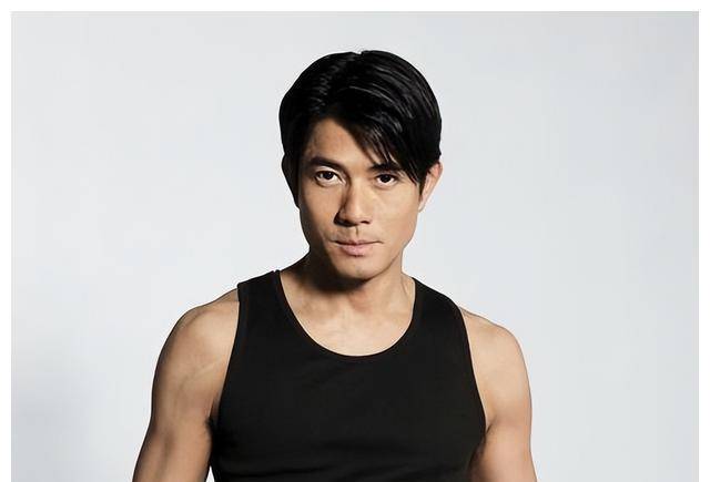 郭富城18岁证件照曝光,浓眉大眼,略有几分青涩_申请表_鲜肉_舞蹈