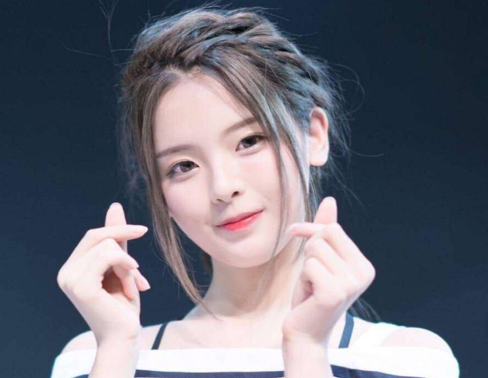 杨超越被圈内人曝用替身演戏,月工资一万多_流量_明星_片酬