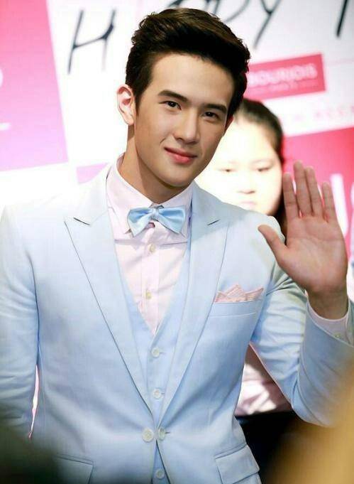 他的妈妈是香港人,爸爸是华裔,可以说他是一位富二代,可是他从没炫耀