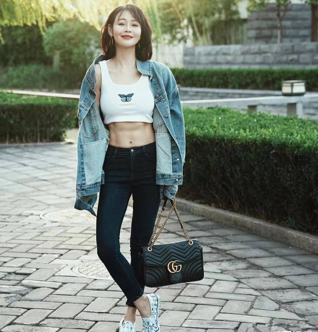 于明加迎40岁生日,手上戴33万金表显阔气,公园穿背心大秀身材_表演