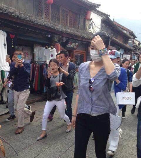 然而跑着跑着,粉丝们也开始追了起来,这感觉,就连王菲都觉得很搞笑,忍