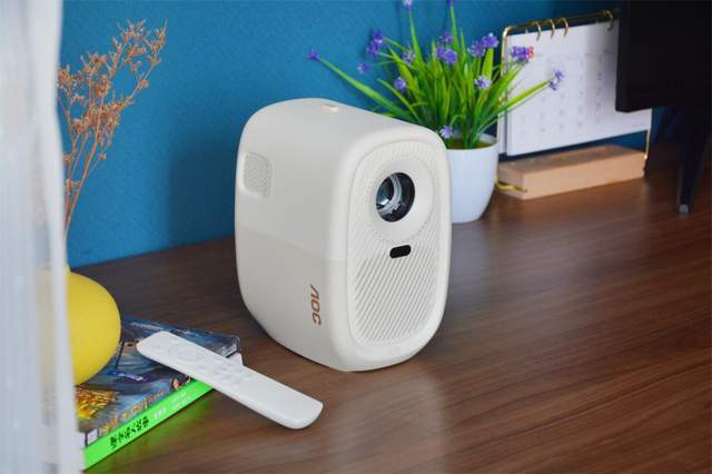 家用投影仪怎么选？小巧轻便AOC F1智能投影，千元价位也有好画质