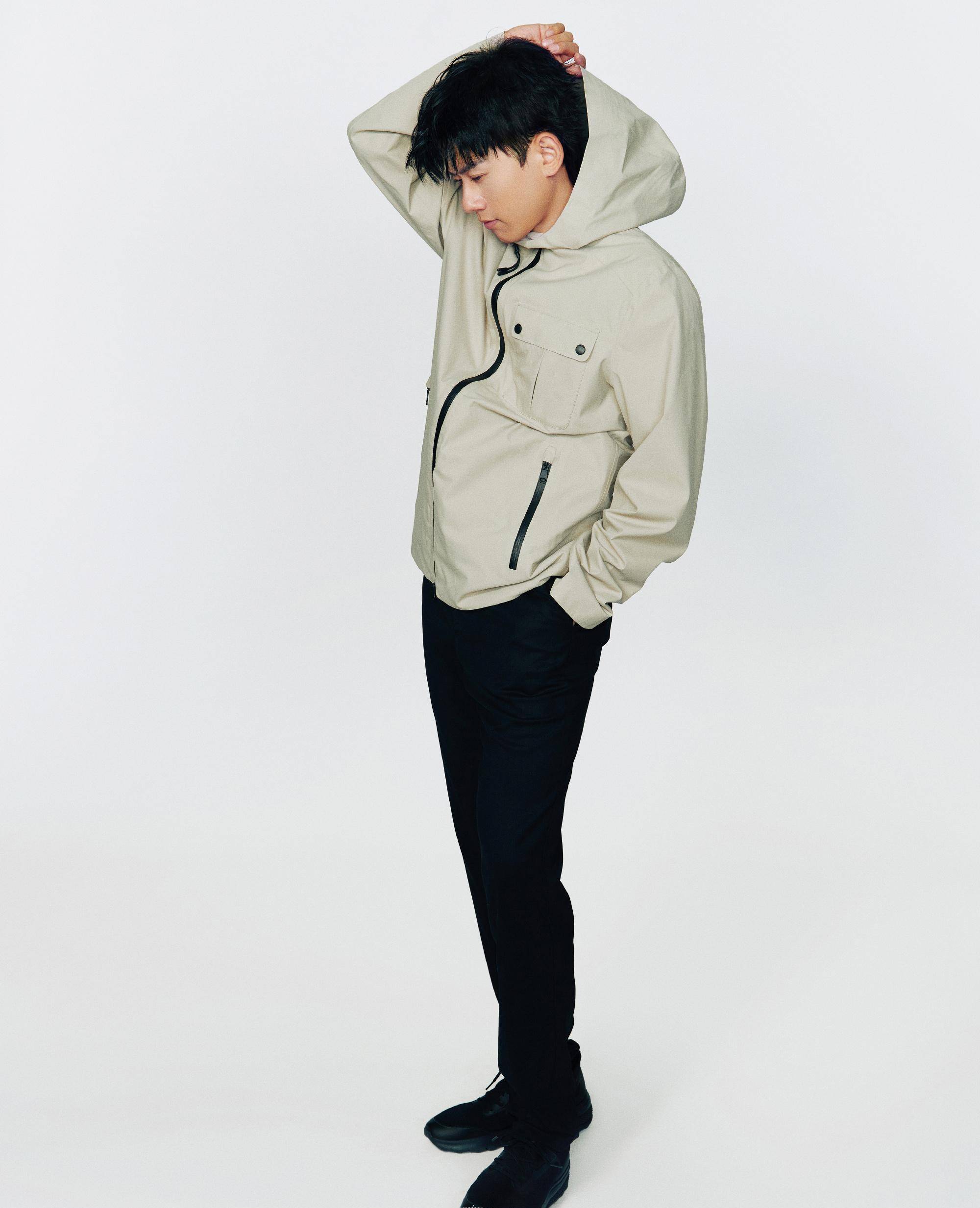 张杰首次登上《费加罗男士》封面,黑白西装皮裤,太酷了!