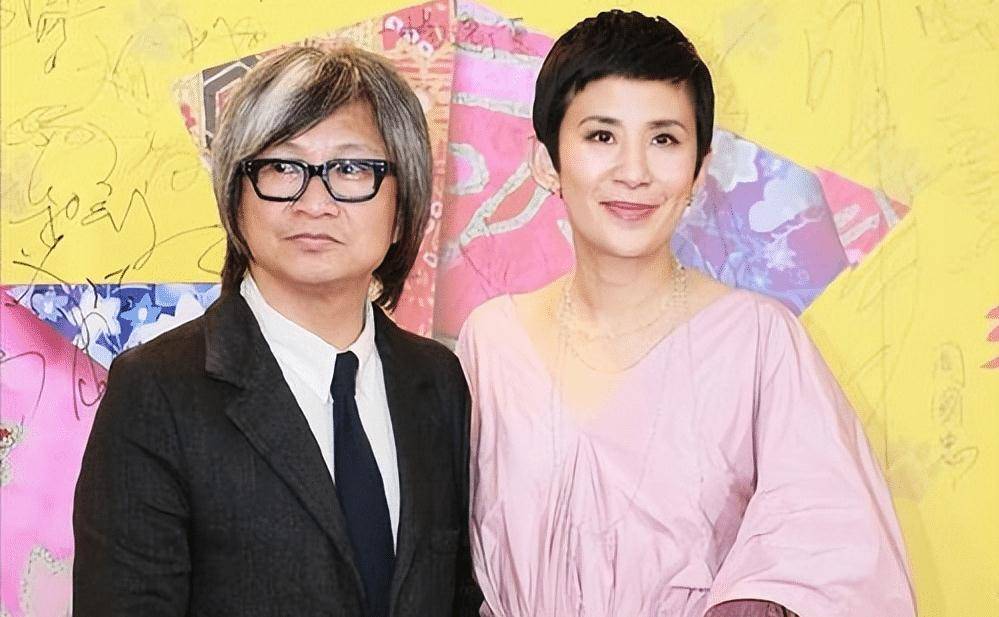 吴君如一家现身影院,16岁女儿欧美风装扮,在一起20多年为何不婚?