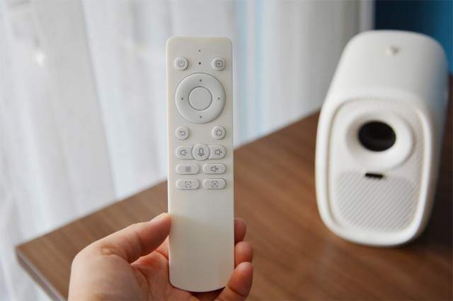 家用投影仪怎么选？小巧轻便AOC F1智能投影，千元价位也有好画质