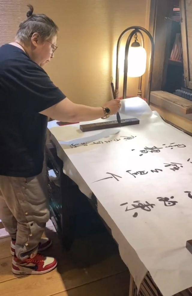 49岁韩红超会穿,千元潮鞋搭配大金表,书法苍劲有力获盛赞_网友_中韩