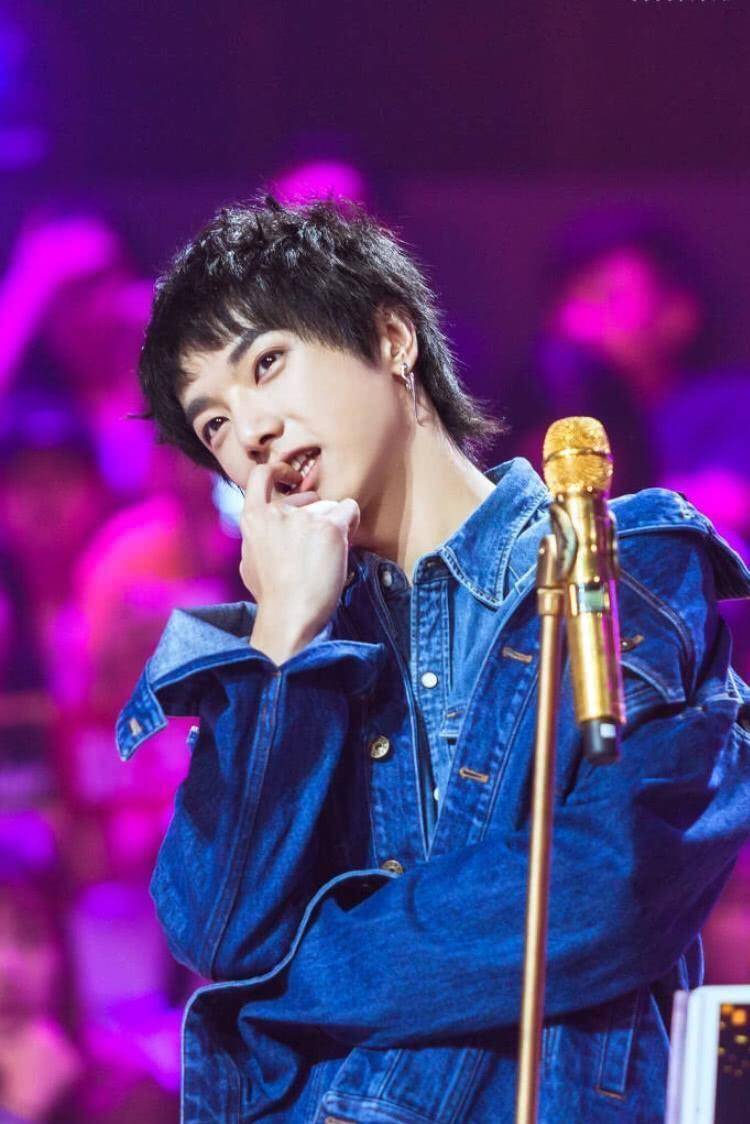 华晨宇为什么喜欢吃手指?