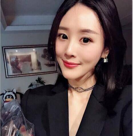 侯勇和长腿小娇妻素颜照曝光妻子高挑气质好二人经常外出游玩_生活