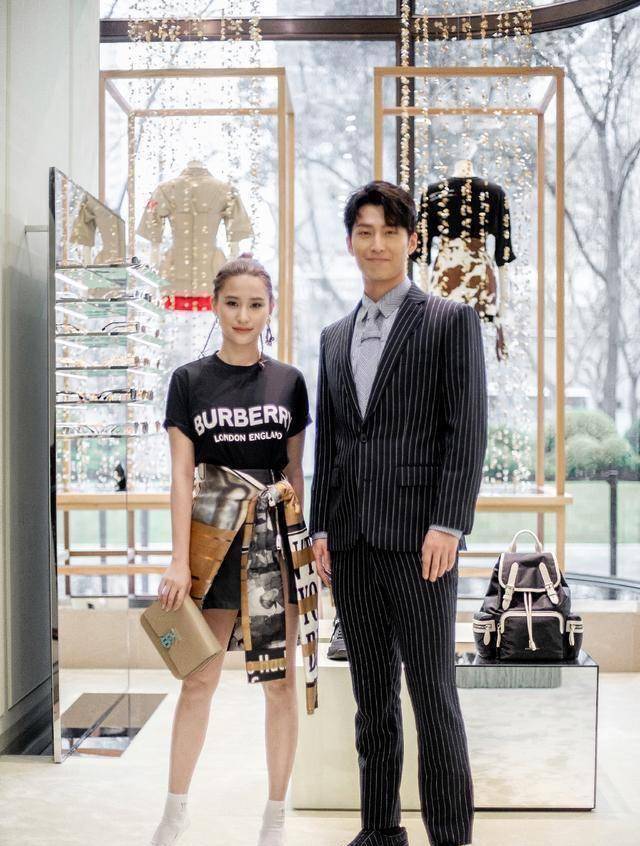 何超莲与男友窦骁大街上浪漫放闪亲吻,窦骁在女友旁秒变粘人精!