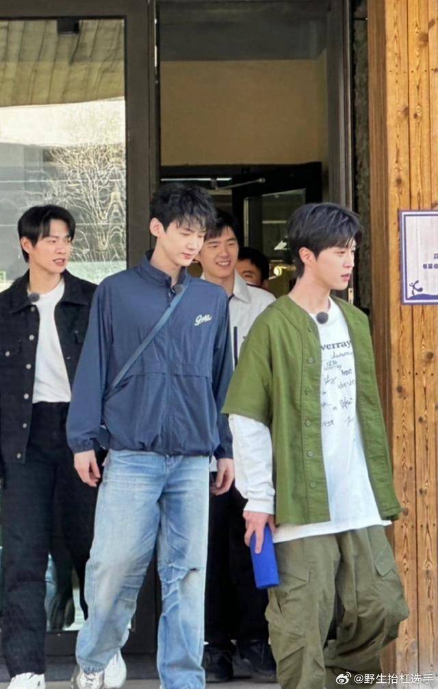 范丞丞魏大勋白敬亭三个显眼包合体 一旁的沈腾表情成亮点_哥哥_几位