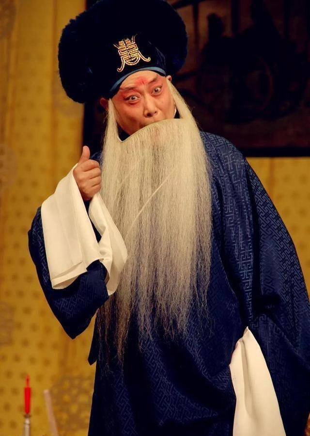 后来李慧芳,李宗义等人调入,还曾经因剧团捧他们姐弟二人闹的不可开交