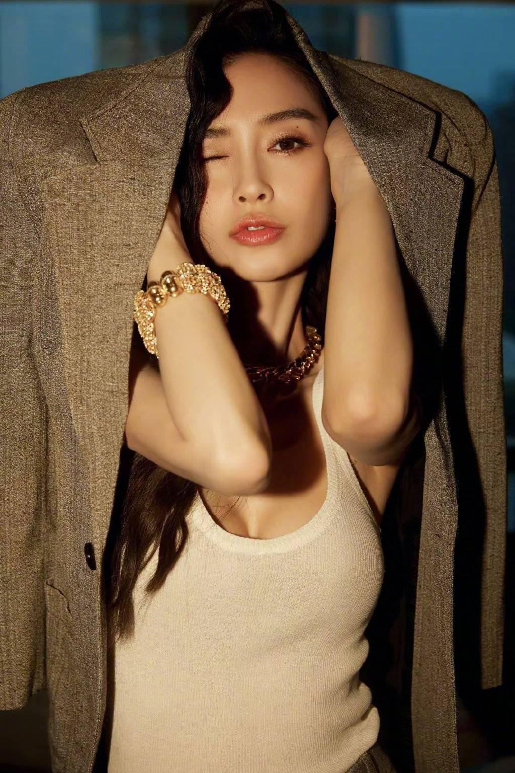 泰国第一女神吕爱惠亮相北京时装秀,穿深v露背连衣裙,与杨颖同框两人