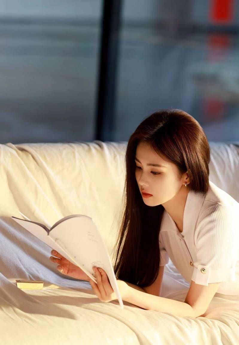 照片中,白鹿坐在沙发上聚精会神地看着一本书,侧脸美得令人沉醉.
