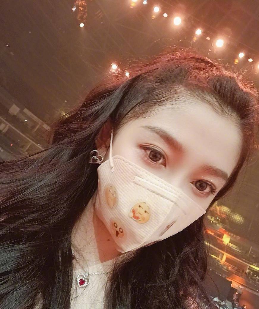 鹿晗和关晓彤分开坐,却佩戴"一箭穿心"情侣耳坠_不知道_吴亦凡_座位表