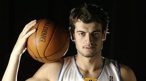 近20年各队最差选秀之掘金:2002年误选欧洲大个,遗憾错失小斯_范德