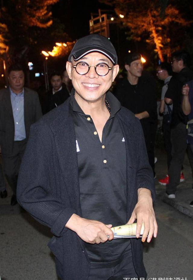 被指未老先衰,55岁李连杰突然现身,与岳父合影笑容满面_利智_身体状况