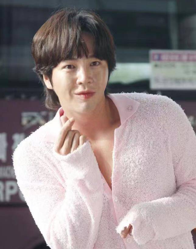 张根硕怎么变成这样,五官彻底变形认不出,穿得清新却遮不住油腻_衣服