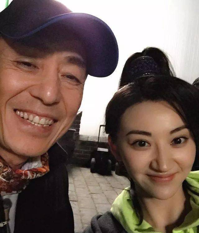 景甜晒偶遇,与古巨基成龙王力宏亲密合影!网友:离成龙远点!