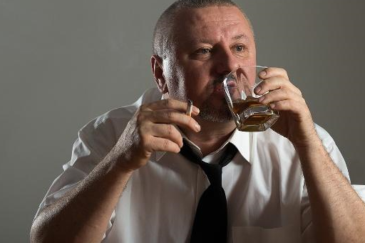 向我们经常熬夜导致睡眠不足,或者经常抽烟,喝酒的人在起床的时候会有