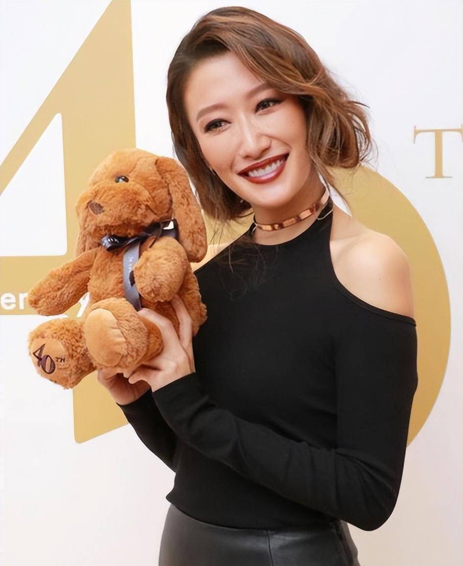 谢婷婷:37岁未婚生女成谜,爱情胜过父兄,一年无缝衔接七任男友_谢霆锋