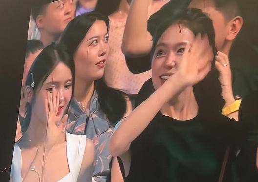 牵手门后,全家陪大杨嫂看薛之谦演唱会,投屏互动现场