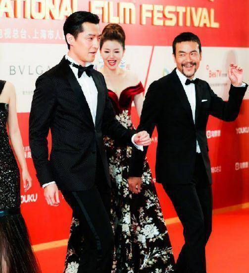 雷佳音后台偶遇胡歌,胡歌主动打招呼,雷佳音"妖娆"表情亮了_因为_开心