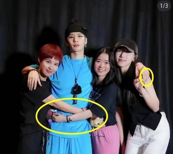 甚至有网友意外王嘉尔有女朋友了,毕竟正常人哪有拍如此亲密的照片的?