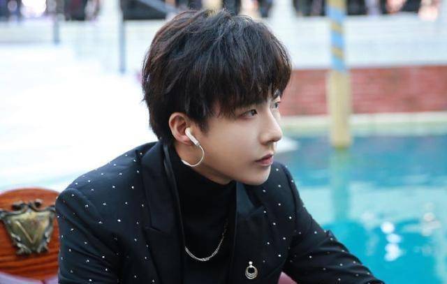 刘宇宁被爆在新剧拍摄现场抽烟,此前曾称戒烟是他做过最自律的事_人气